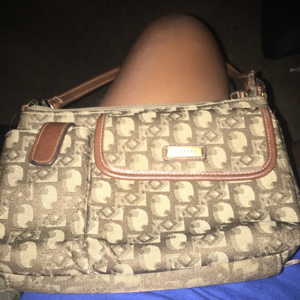 Selling a very nice brownish purse somewhat has alot of space - Picture 1 of 3